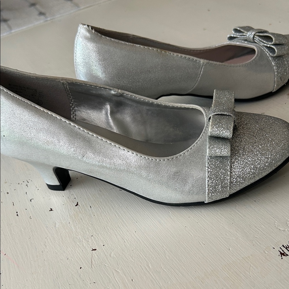 American Eagle Outfitters low heel silver/metallic bow girls shoes size 3.5